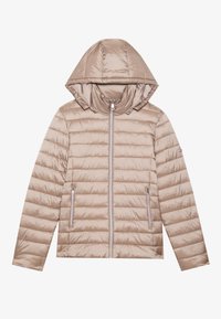 Lys beige, polstret jakke med hette, med horisontalt quiltede seksjoner, glidelåslukking foran og to sidelommer. Jevn, blank tekstur.