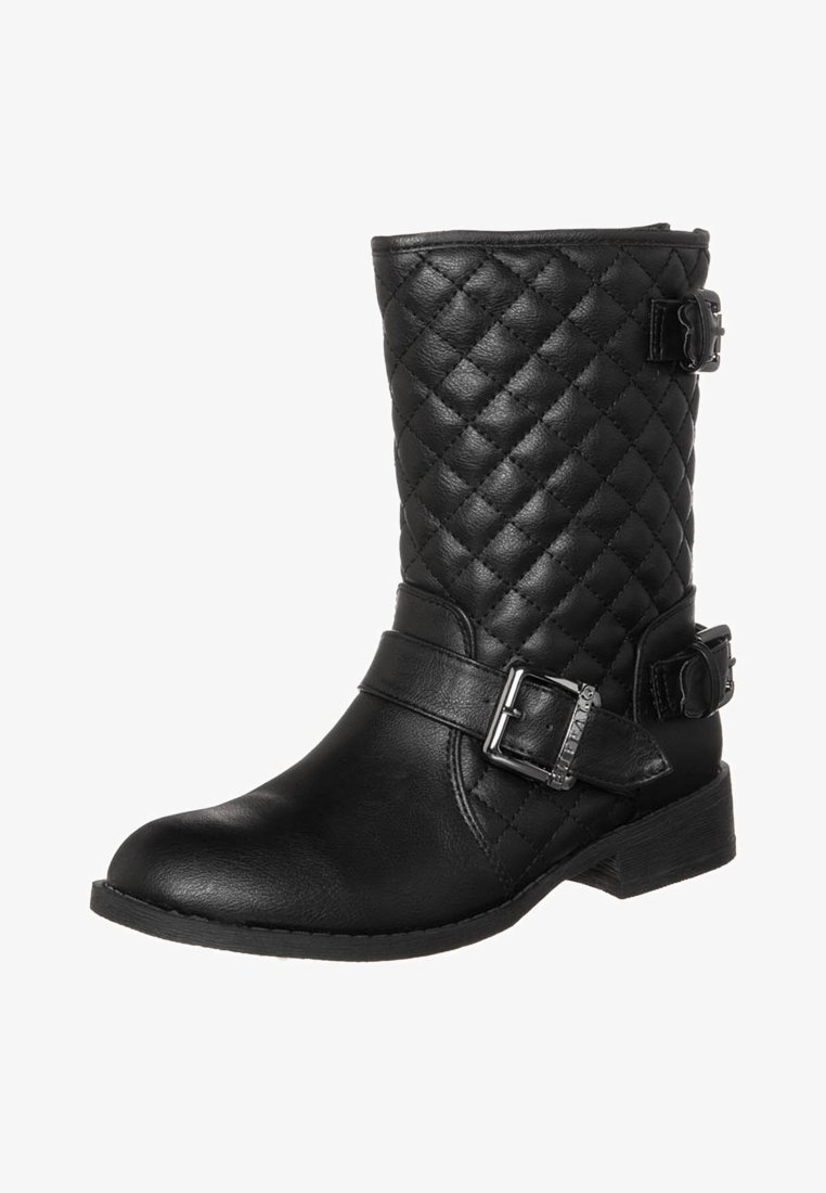 Botín negro de imitacion de cuero hasta el tobillo con un patrón acolchado, dos hebillas laterales, puntera redonda y un tacón bajo apilado.