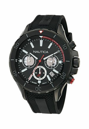 Czarny zegarek chronograficzny Nautica z trzema podziałkami, oknem daty na 4 godzinie, czerwoną sekundową wskazówką i teksturowanym paskiem gumowym.