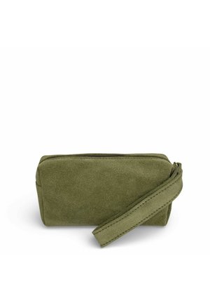 Pochette poignet rectangulaire en daim vert olive avec fermeture éclair et bracelet assorti cousu, sur fond blanc.