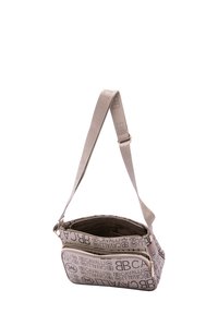 Borsa a tracolla beige con design del logo, tracolla regolabile, due scomparti con zip e una finitura testurizzata. Forma rettangolare compatta.