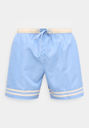 Lichtblauwe zwembroek met een beige elastische tailleband, trekkoord en twee beige strepen bij de zoom van de pijpen.