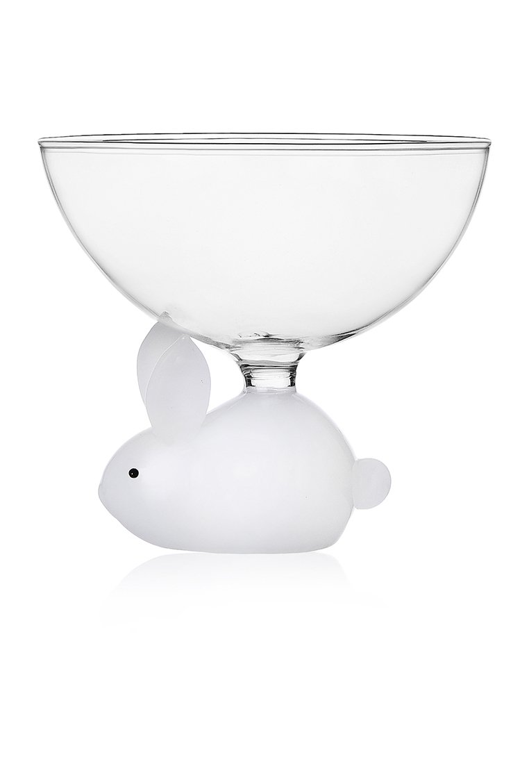 Przezroczysta szklana miska z podstawą w kształcie białego królika. Charakteryzuje się zaokrąglonymi kształtami, gładką teksturą oraz subtelnym detalem czarnego oka.