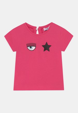 Camiseta de algodón rosa con mangas cortas, escote redondo y diseños bordados de ojos y estrellas en la parte frontal. Cierre en la parte posterior con forma de llave.