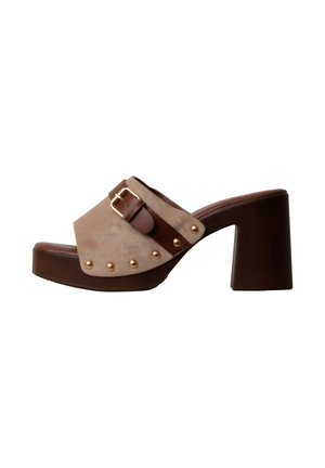 Mule beige en daim à bout ouvert avec talon plateforme en bois marron, clous dorés sur le côté et bride ajustable en cuir marron avec boucle dorée.