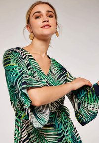 Apricot TROPICAL LEAF RUFFLE - Freizeitkleid - navy