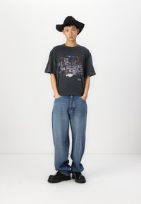 Abercrombie & Fitch Cropped Western Graphic Tee - T-shirts print - casual black