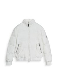 Chaqueta de plumas blanca con cuello alto, cremallera frontal, dos bolsillos laterales con cremallera, puños elásticos y un pequeño parche en la manga izquierda.