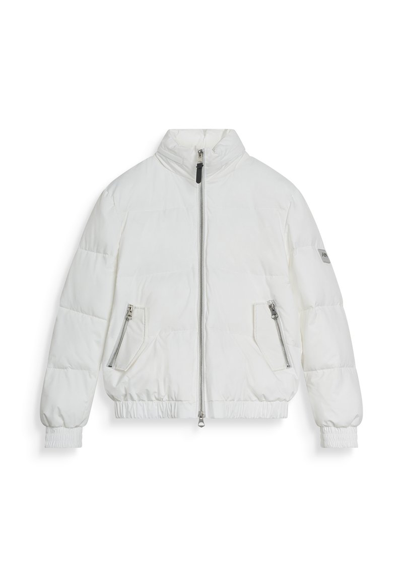 Chaqueta de plumas blanca con cuello alto, cremallera frontal, dos bolsillos laterales con cremallera, puños elásticos y un pequeño parche en la manga izquierda.