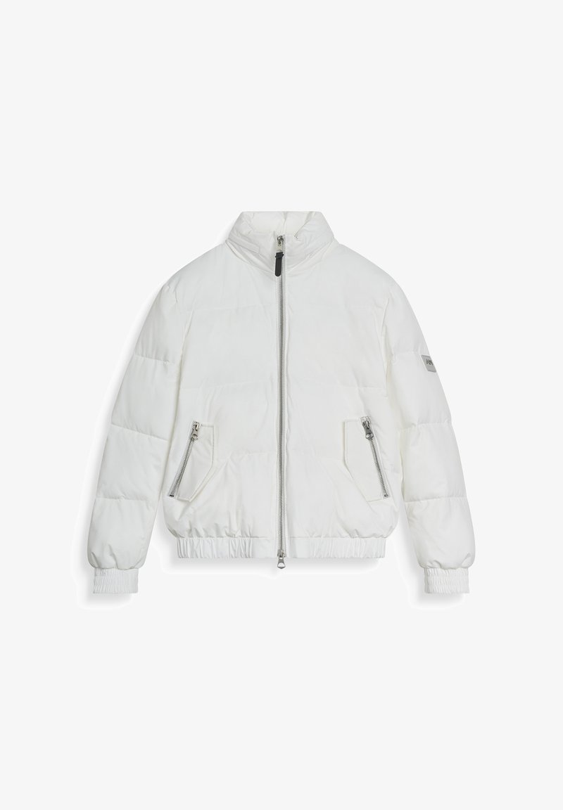 Chaqueta de plumas blanca con cuello alto, cremallera frontal, dos bolsillos laterales con cremallera, puños elásticos y un pequeño parche en la manga izquierda.