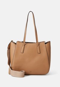 Torebka typu tote w odcieniu tan, wykonana z fakturowanej skóry; posiada dwa uchwyty u góry oraz odpinany materiałowy pasek; akcenty z matowego złotego metalu.