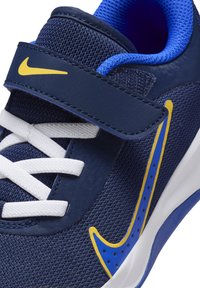 Nike Performance OMNI MULTI-COURT - Tenisice - midnight navy hyper royal saturn gold white
