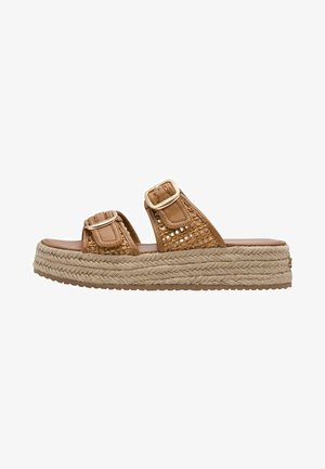 Hnedé espadrilové sandále s dvoma nastaviteľnými prackami, tkaný zvršok a platformová podrážka z juta. Má textúrovaný, prírodný vzhľad.