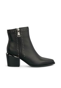 Botas negras hasta el tobillo, hechas de material sintético suave, con tachuelas plateadas, una cremallera lateral y un taco grueso con un acento espejado.