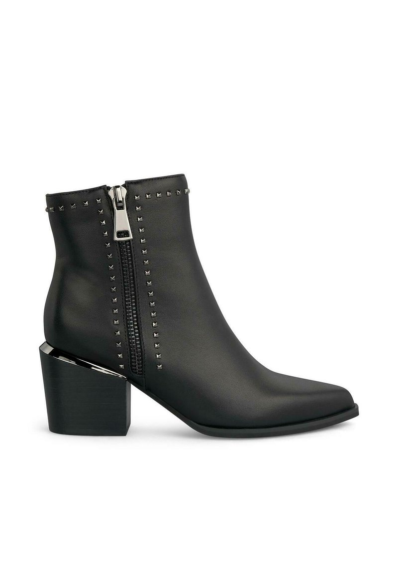 Botas negras hasta el tobillo, hechas de material sintético suave, con tachuelas plateadas, una cremallera lateral y un taco grueso con un acento espejado.