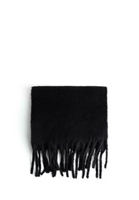 Écharpe noire à franges en matériau doux ressemblant à de la laine. Présente de longues franges inégales le long du bord inférieur. Forme rectangulaire.