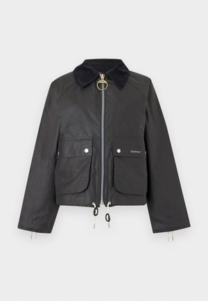 Giacca nera Barbour con colletto in velluto a coste, zip frontale con tirante ad anello, due tasche con bottoni automatici e coulisse regolabili su orlo e polsini.