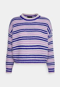 Pletený svetr v pastelových fialových a modrých pruzích; kulatý výstřih, dlouhé rukávy a volný střih s texturovaným detailem látky.