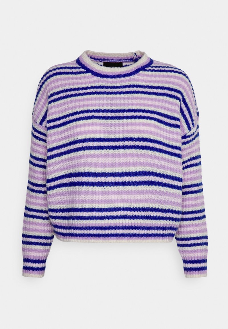 Pletený svetr v pastelových fialových a modrých pruzích; kulatý výstřih, dlouhé rukávy a volný střih s texturovaným detailem látky.