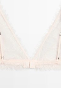 Driehoekige bralette van zacht roze kant, met onafgewerkte randen, verstelbare bandjes en een subtiele haak- en oogsluiting aan de achterkant.