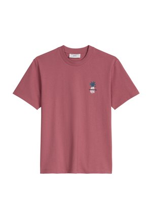 T-shirt rosa antico a maniche corte con scollo tondo, con piccolo motivo grafico di ananas blu e bianco e testo sul petto a sinistra.