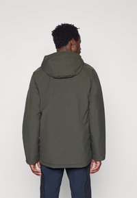 Donkergroene gevoerde jas met een capuchon, met een gladde textuur en een strak ontwerp. De achterkant toont een rechte snit en minimale details.