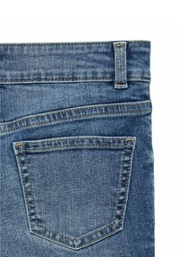 Modré džínové kalhoty, detail zadní kapsy, poutka na opasek a šití na texturované látce.