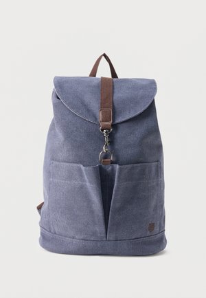 Blå ryggsekk i stoff med frontklaff sikret med brun stropp og metallspenne, frontlomme og bærehåndtak på toppen.