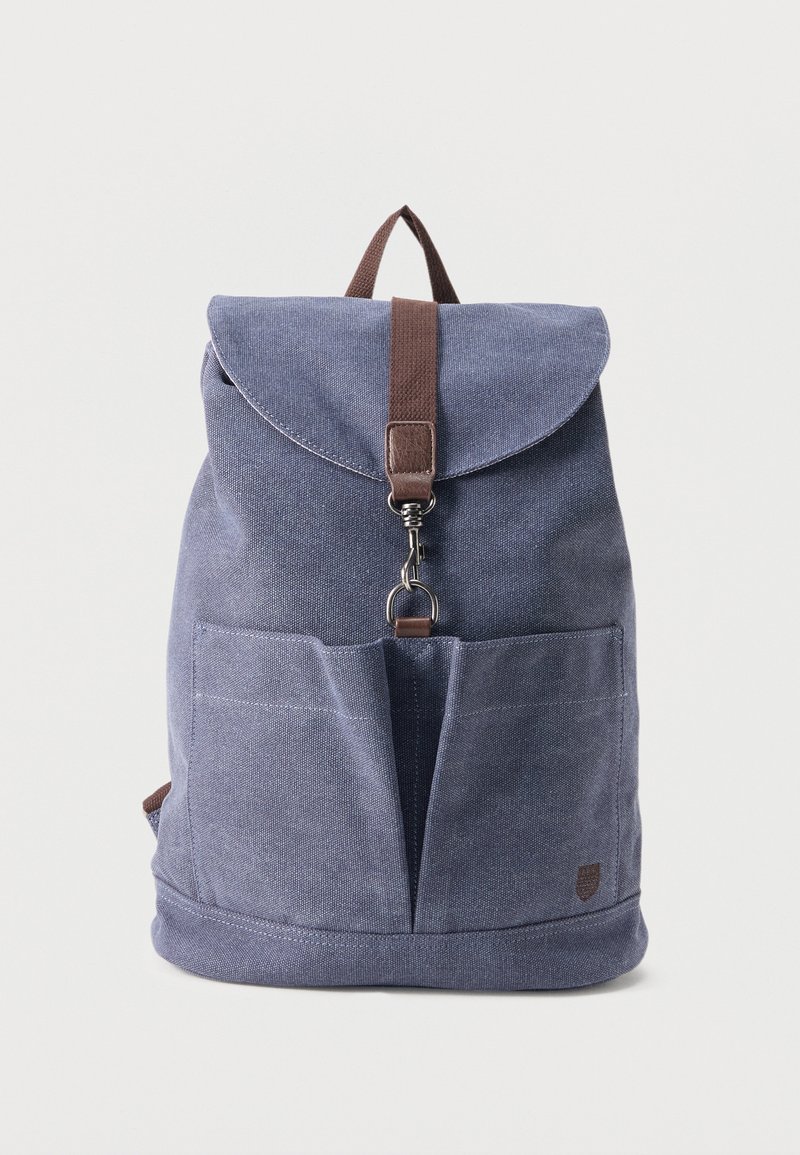 Μπλε υφασμάτινο σακίδιο με εμπρόσθιο καπάκι ασφαλισμένο με καφέ λουράκι και μεταλλικό κούμπωμα, εμπρόσθια τσέπη και κορυφαία χειρολαβή μεταφοράς.