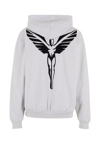 Sudadera gris claro con un diseño estilizado de figura alada negra centrado en la parte posterior, que presenta alas extendidas y un cuerpo alargado.