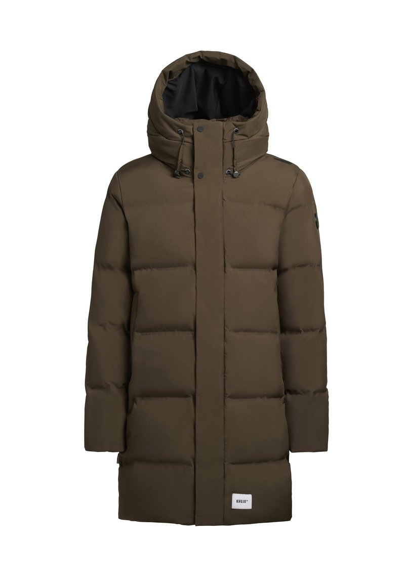 Manteau doudoune vert olive avec capuche, comportant une fermeture éclair et à pression, un design matelassé et une patch logo près de l'ourlet. Texture douce.