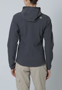 Grau passgenauer Blazer mit Kapuze, aus einem glatten, dehnbaren Stoff. Besitzt gestickte Details und ein Logo im oberen Rückenbereich.