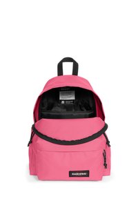 Mochila rosa con un interior forrado en negro, bolsillo frontal con cremallera y parche de logo. Cuenta con un asa en la parte superior y correas de hombro ajustables.
