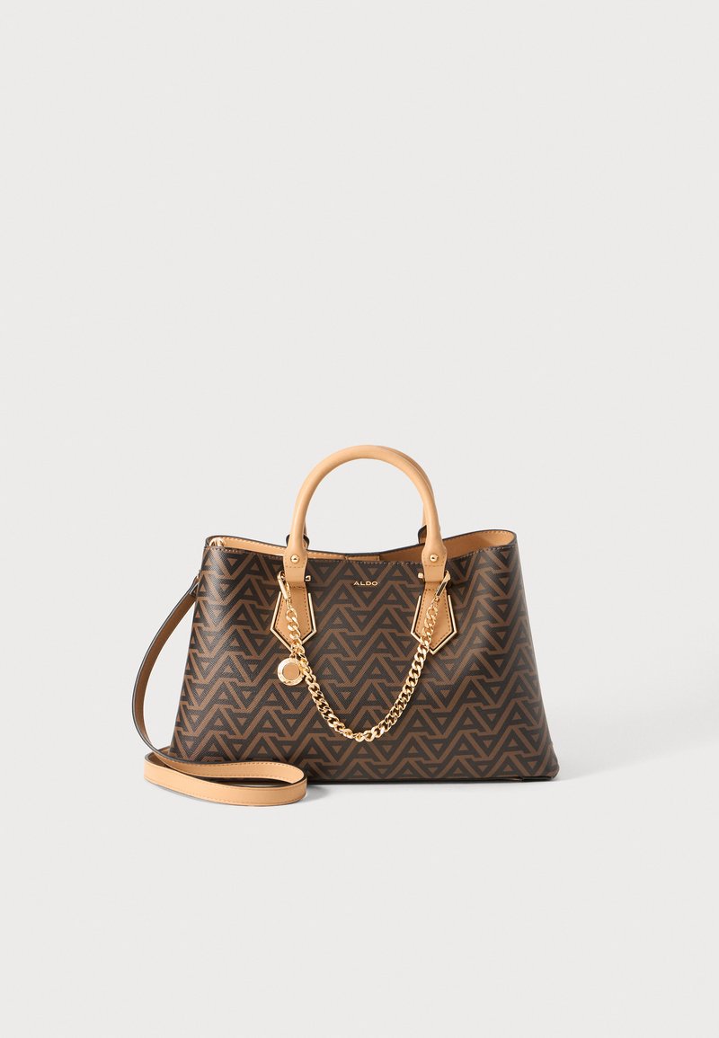 Sac fourre-tout marron à motifs avec des accents beige, double poignées et une bandoulière amovible. Présente un détail en chaîne métallique et un logo.