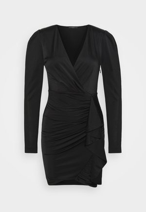 Robe portefeuille noire à manches longues, présentant une texture froncée, un décolleté en V, et des détails superposés au niveau de la taille. Finition en tissu lisse.