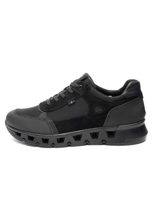 Schwarzer Sportschuh mit Mesh- und Wildlederpaneelen, Schnürverschluss und einer belüfteten Sohlenkonstruktion für verbesserten Luftstrom und Komfort.