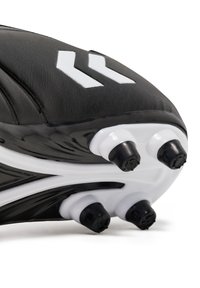 Zwarte voetbalschoen met witte details, textuur op het bovenmateriaal en drie witte noppen aan de zool, met een slank, gecontourneerd ontwerp.