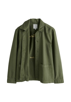 Olivgrüne Hemdjacke mit Kragen und zwei aufgesetzten Fronttaschen, offen dargestellt mit besticktem Innentext.