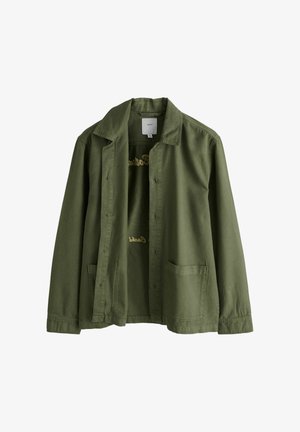 Olivgrüne Hemdjacke mit Kragen und zwei aufgesetzten Fronttaschen, offen dargestellt mit besticktem Innentext.