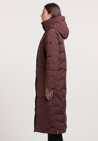 Długi burundy puchowy płaszcz z kapturem, z zamkiem z przodu, bocznymi kieszeniami, pikowaną teksturą i dopasowanym krojem.