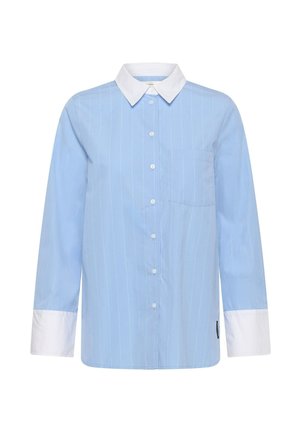 Camisa para mujer azul claro con botones, con finas rayas verticales blancas, cuello blanco, puños blancos y un bolsillo en el pecho en el lado izquierdo.