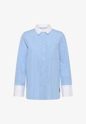 Camisa para mujer azul claro con botones, con finas rayas verticales blancas, cuello blanco, puños blancos y un bolsillo en el pecho en el lado izquierdo.