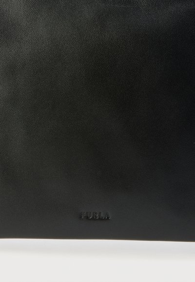 Sac en cuir noir à texture lisse avec un logo embossé. Forme rectangulaire, design minimaliste, sans accents ni motifs supplémentaires.