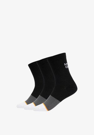 Drei Paar Socken: zwei einfarbig schwarz, eine schwarz-grau mit orangen Akzenten. Gerippte Textur; gepolsterte Fersen- und Zehenbereiche.