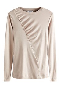 Blusa beige a maniche lunghe con scollatura rotonda, caratterizzata da arricciature diagonali sul lato anteriore e una texture liscia e morbida.