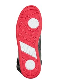 Suela de zapatilla negra con una suela de goma roja. Presenta un patrón texturizado y un acento circular blanco que se asemeja a un balón de baloncesto. Logotipo de Ewing visible.