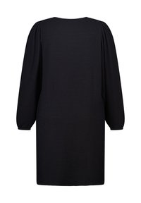 Zwarte jurk met lange, opgeblazen mouwen en een gestructureerde stof. De achterkant is glad met een ronde halslijn, wat zorgt voor een comfortabele pasvorm.