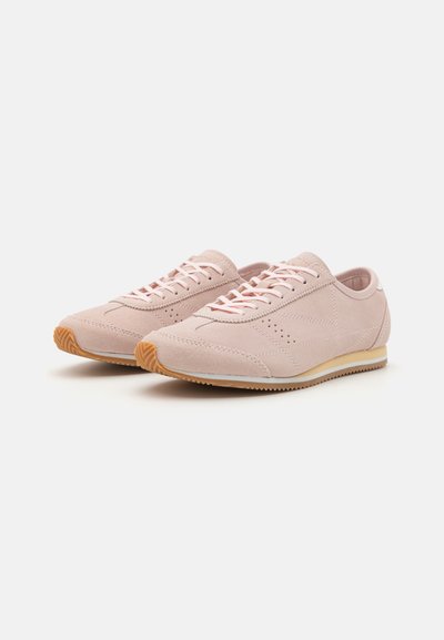 Lys rosa semsket sneakers med lav profil, snøring, perforerte detaljer og såler i gummi. Teksturert finish gir subtil dybde.