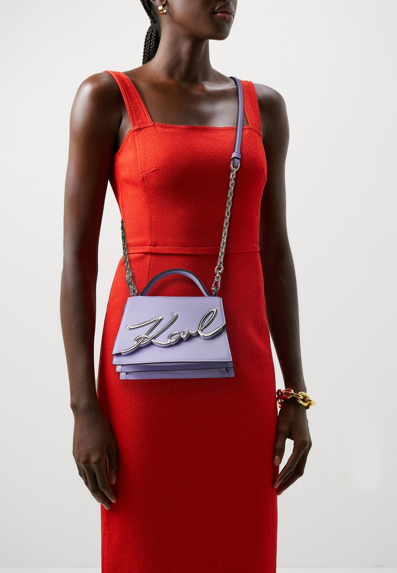 KARL LAGERFELD - SIGNATURE CROSSBODY - Borsa a mano - iris purple, Ingrandire