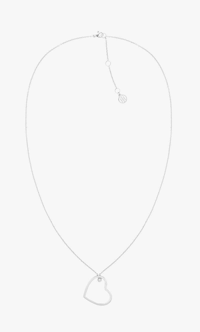 Collar de cadena plateada con un colgante de corazón abierto, acentuado por un pequeño cristal transparente, superficie lisa y diseño delicado.